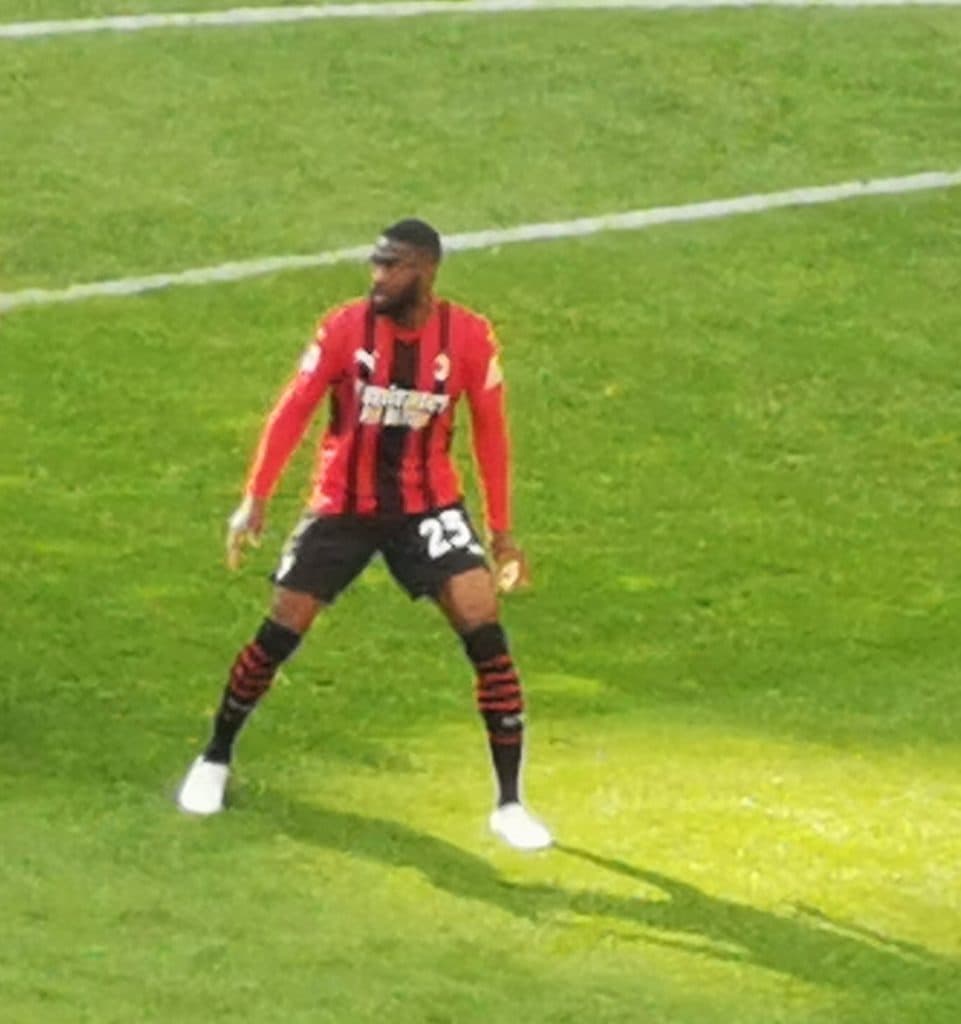 Fikayo Tomori thi đấu trong màu áo AC Milan