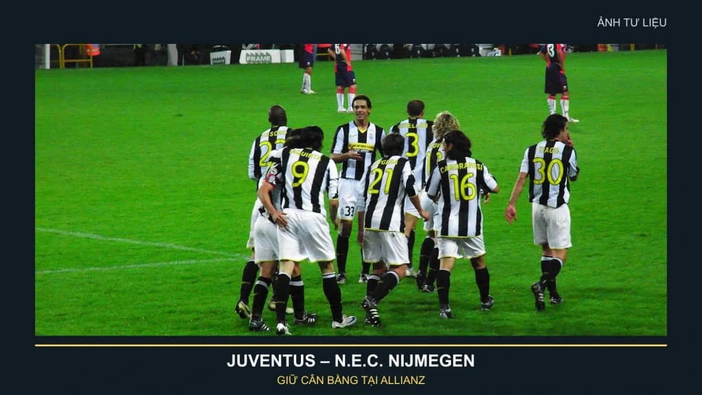 Ảnh tư liệu các cầu thủ Juventus ăn mừng bàn thắng