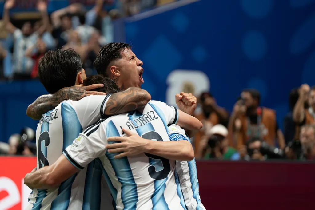 Thẻ đỏ Enzo Fernandez: enzo Fernandez trong màu áo Argentina tại World Cup 2026