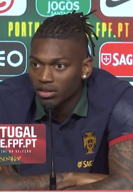 Rafael Leão trong buổi họp báo của đội tuyển Bồ Đào Nha